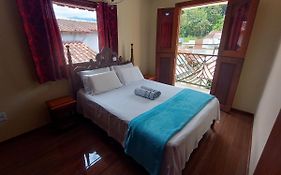 Casa com piscina em condomínio
